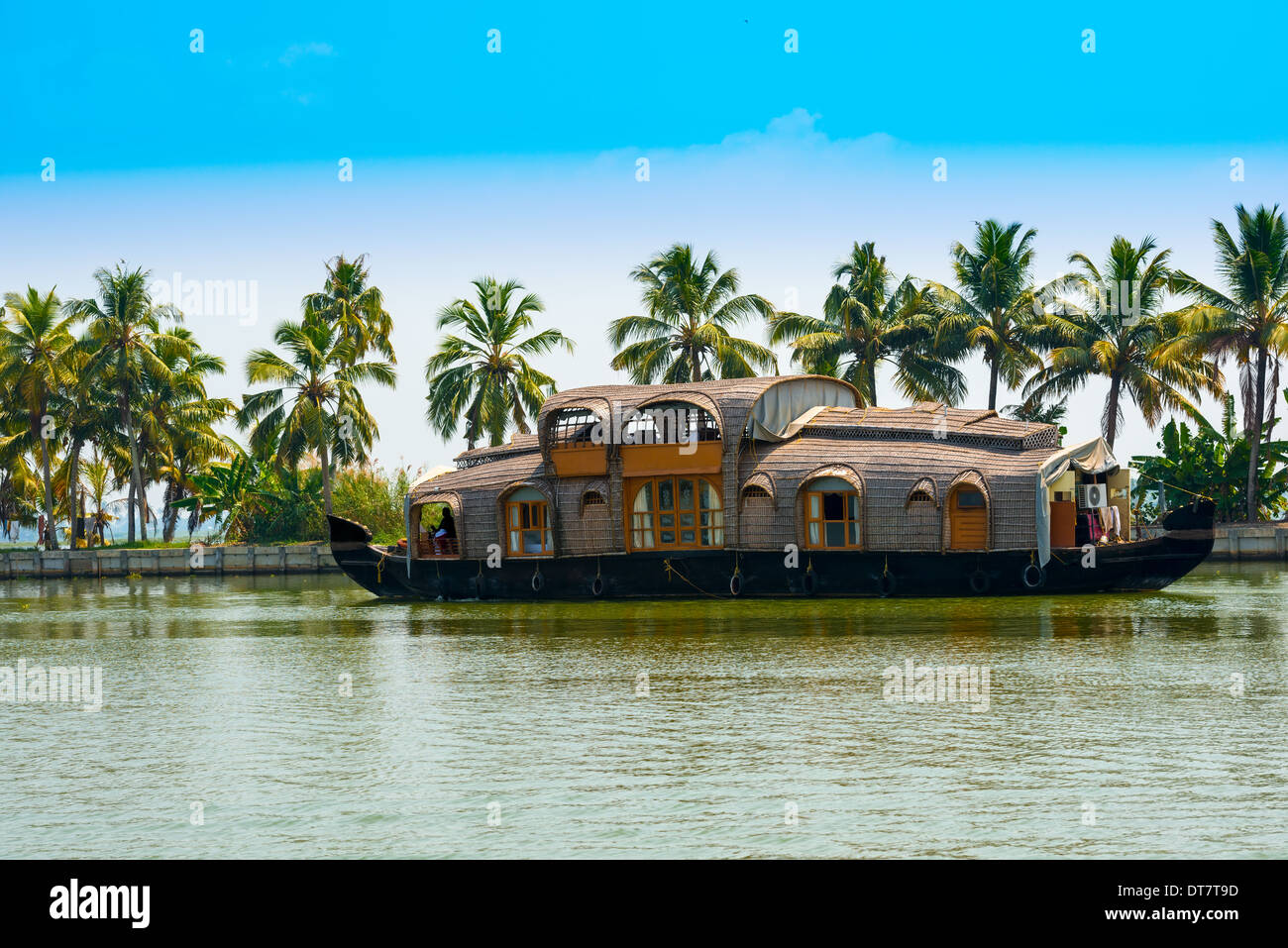 Bellissimo paesaggio con la riflessione houseboat in kerala backwaters, India Foto Stock
