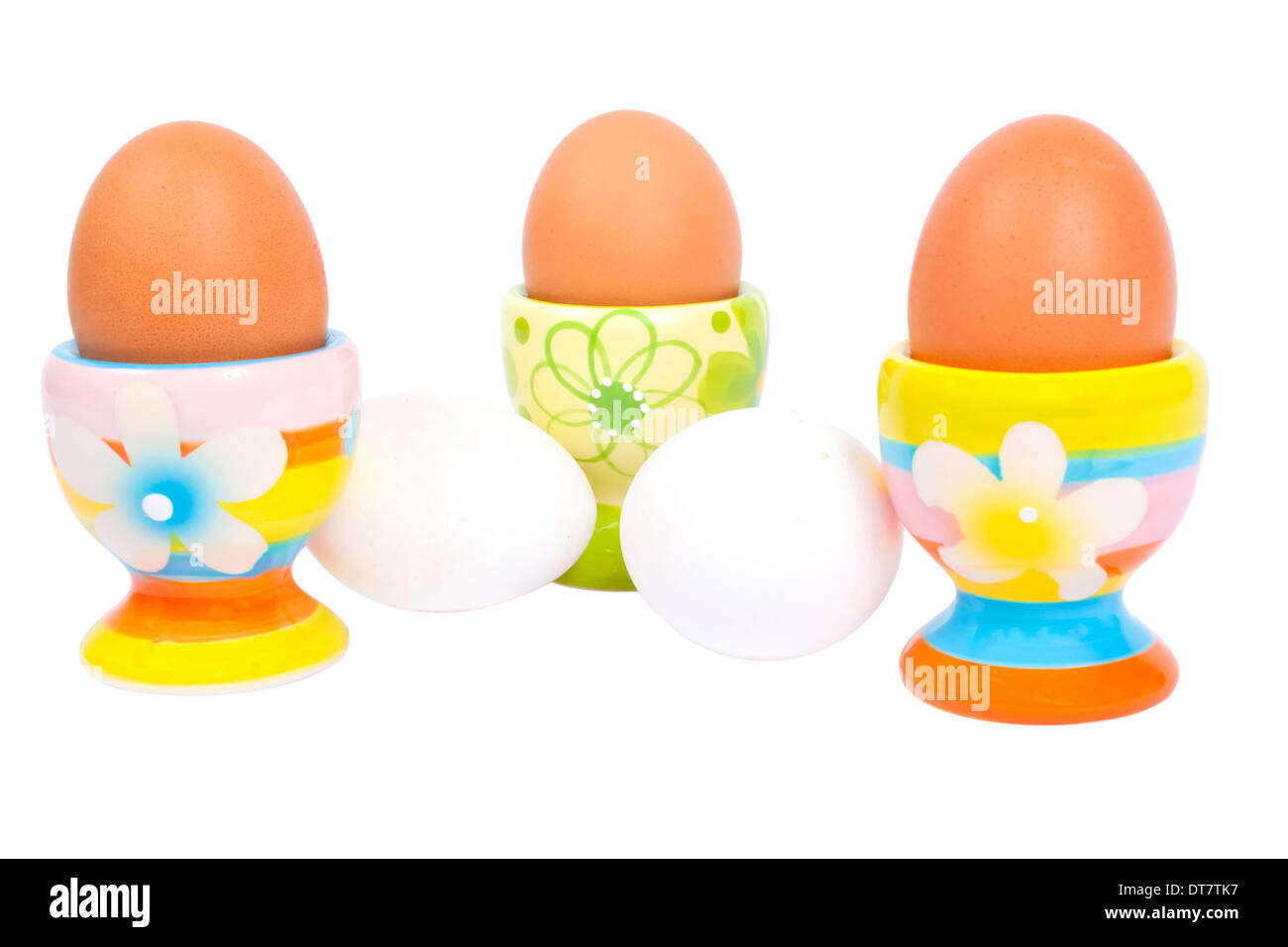 Tre uova titolare marrone con le uova e un altro due uova bianche, tutti gli isolati su sfondo bianco Foto Stock