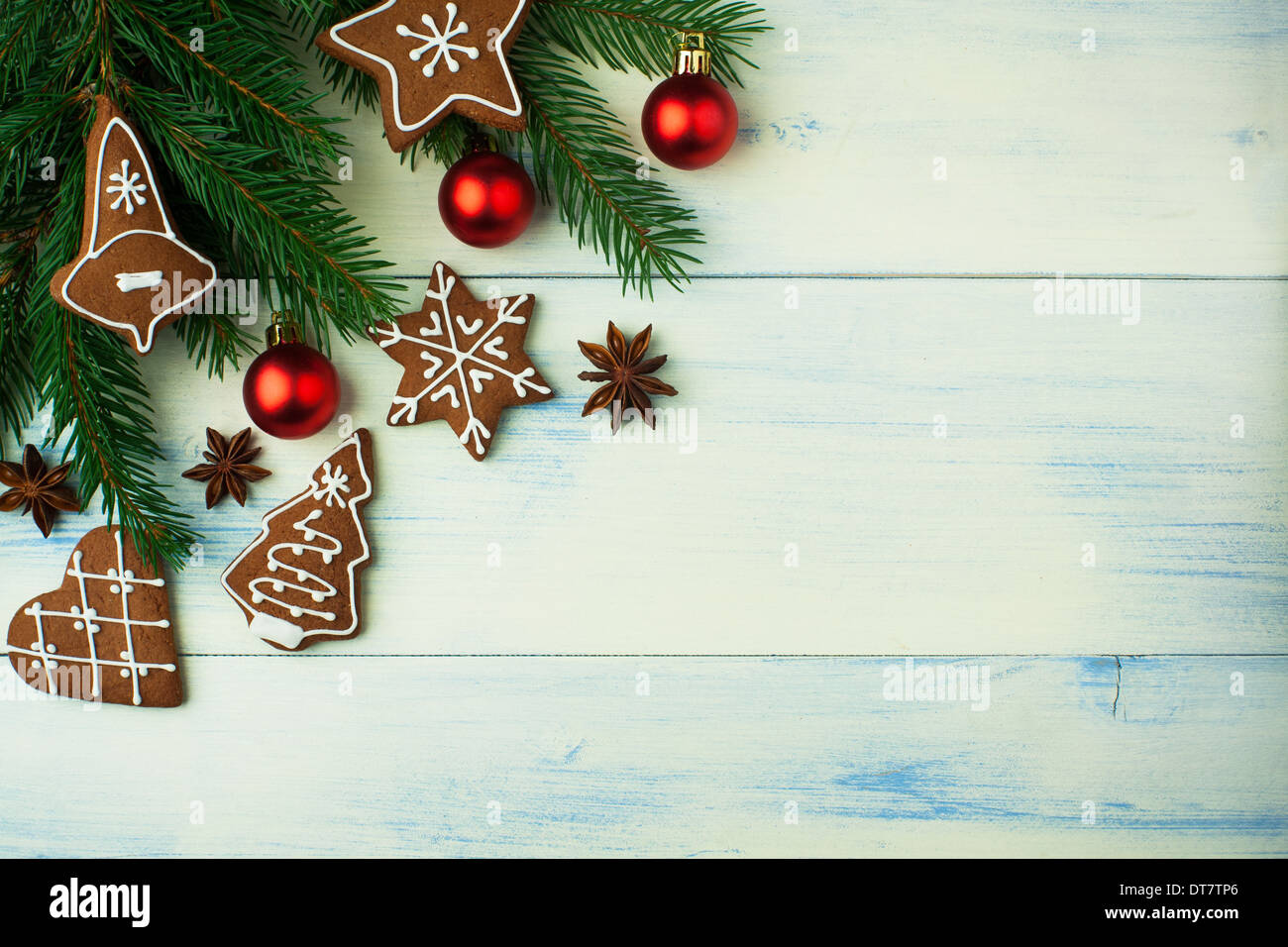In casa biscotti di Natale su sfondo di legno. Spazio di copia, blank board per il testo Foto Stock