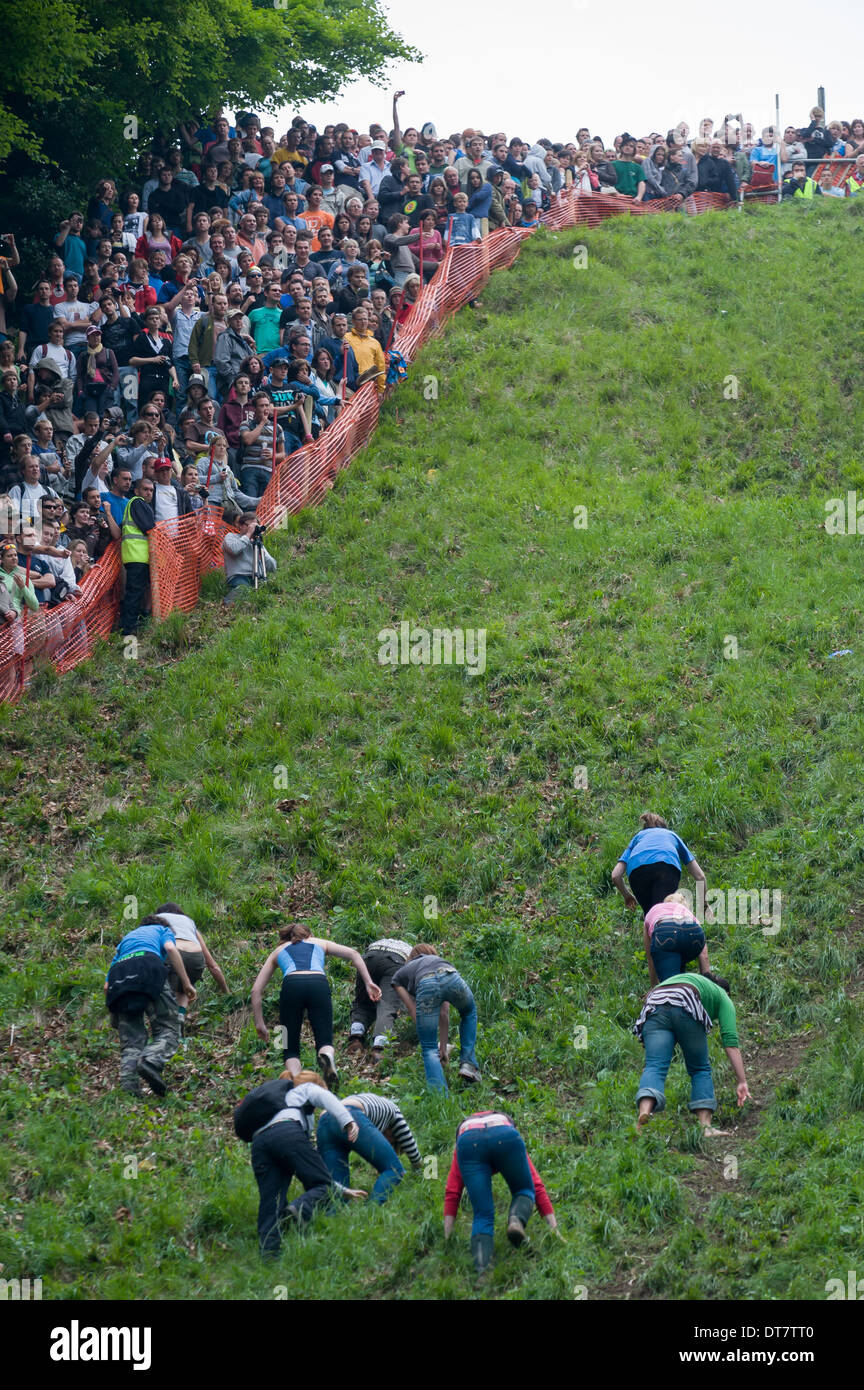 I concorrenti in una gara in salita alla Cooper's Hill Cheese-Rolling e attivazione, Cooper's Hill, Brockworth, Gloucestershire, Inghilterra Foto Stock