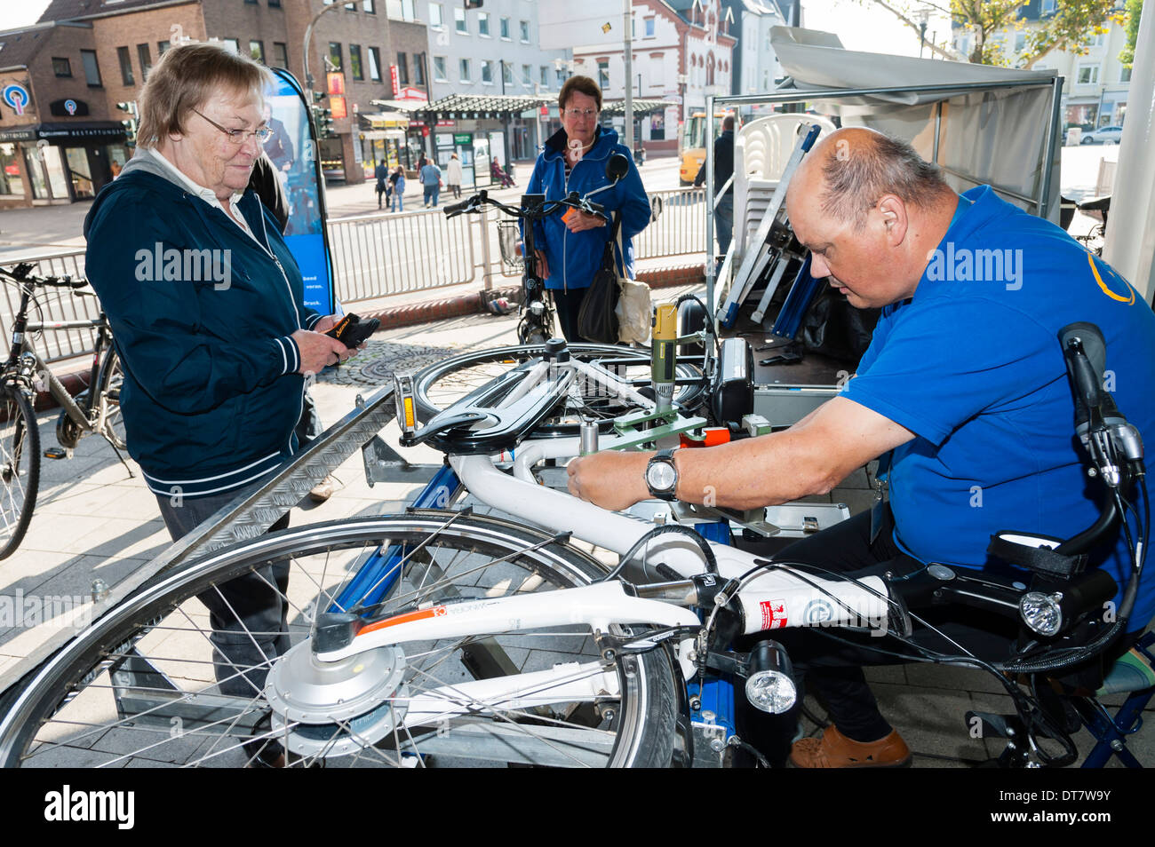 Un tecnico dell'ADFC bikers club, sulla destra, codifica una bici. Foto Stock