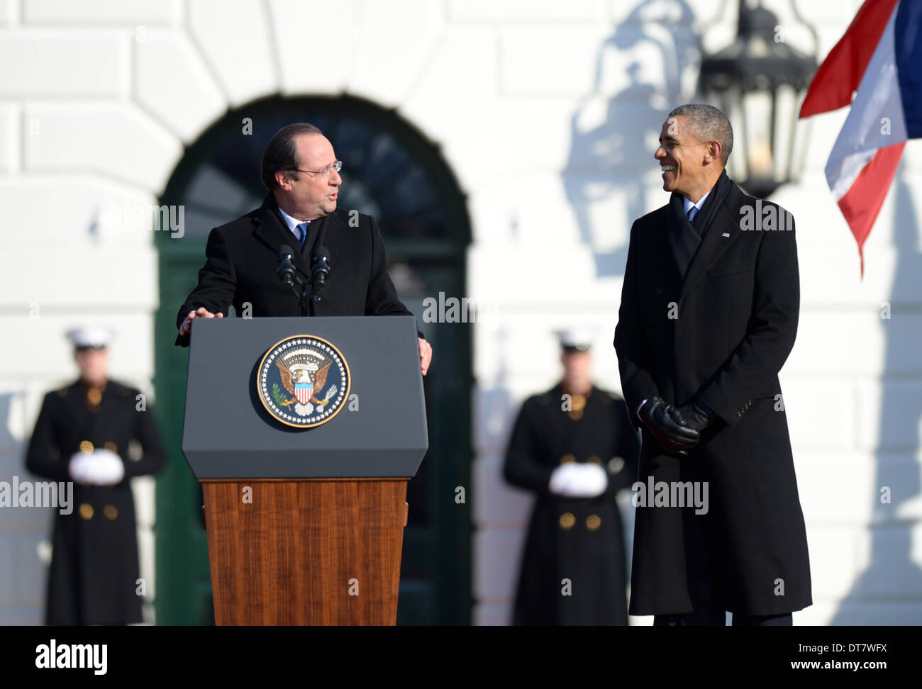 (140211) -- WASHINGTON, 11 febbraio, 2014 (Xinhua) -- STATI UNITI Il presidente Barack Obama (R) reagisce durante la visita del Presidente francese Francois Hollande parla durante una cerimonia di benvenuto sul prato Sud della Casa Bianca a Washington DC, capitale degli Stati Uniti, Fed. 11, 2014. Barack Obama il martedì ha accolto con favore il suo omologo francese Francois Hollande alla Casa Bianca con fanfare e caldo elogio di legami bilaterali. Il leader francese è stato salutato con tromba fanfare e un 21-gun salute su un soleggiato e fredda mattina, per la sua visita di Stato negli Stati Uniti, la prima di un capo di Stato francese di sinc Foto Stock