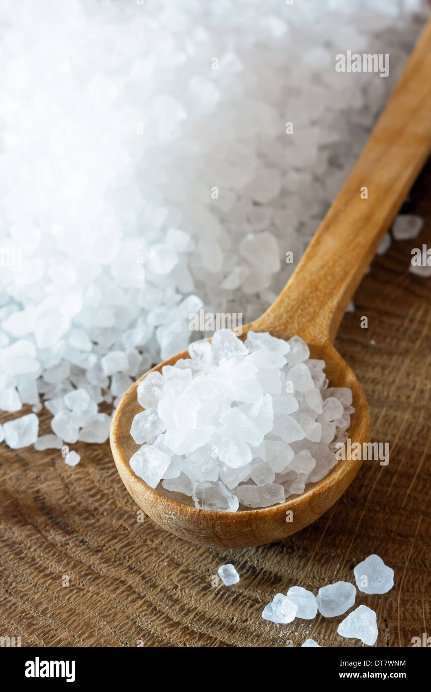 Il sale di mare sul cucchiaio di legno Foto Stock