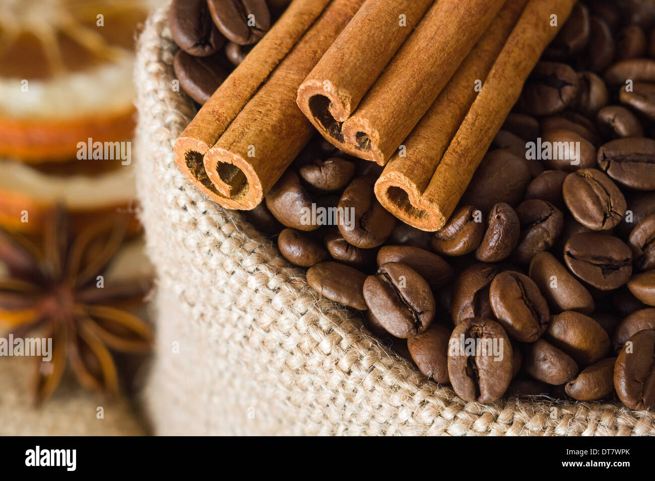 Aromatici chicchi di caffè e cannella in sacchetto di tela Foto Stock