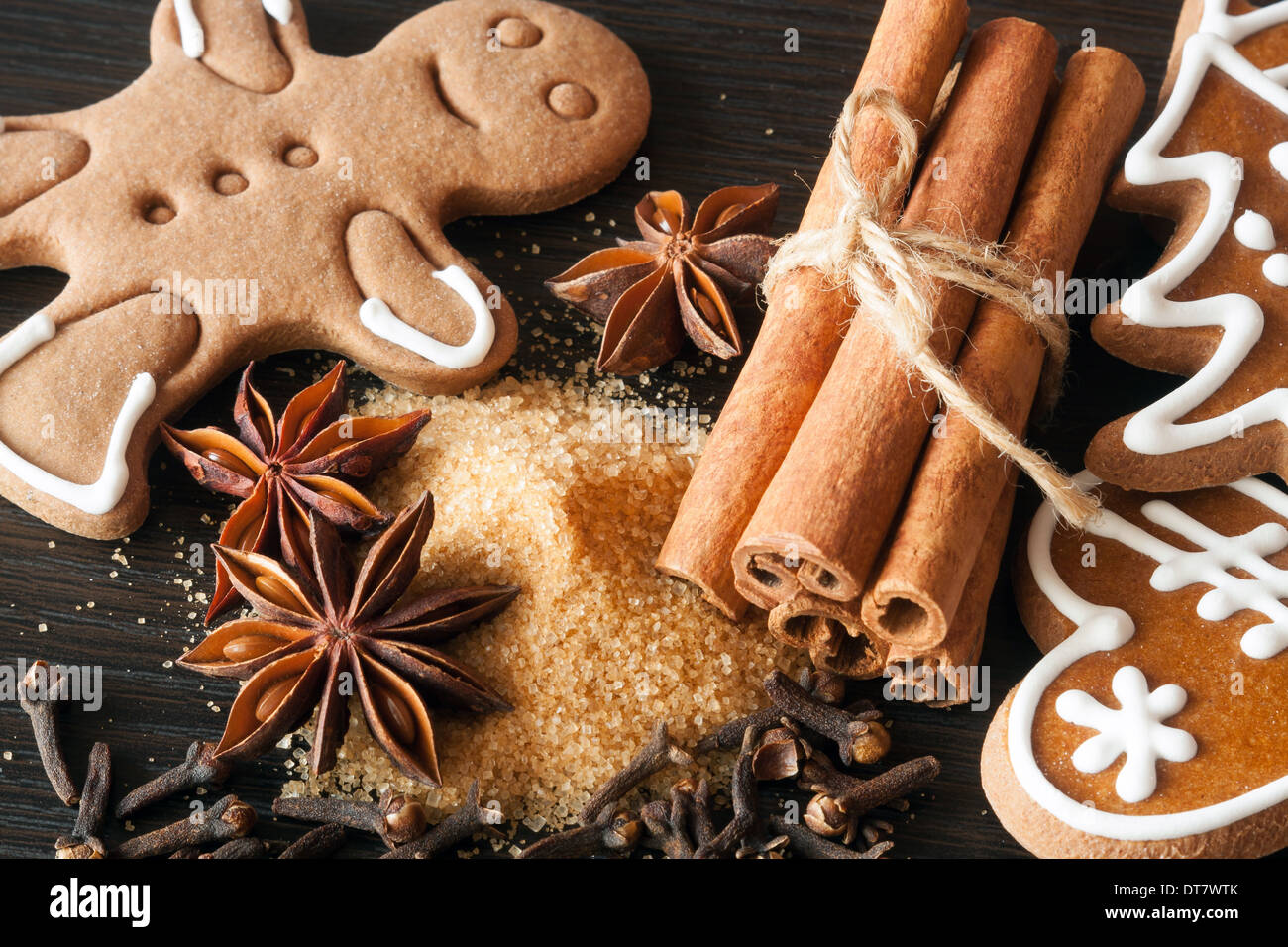 Cookie e varie spezie - anice, cannella, chiodi di garofano e zucchero di canna Foto Stock