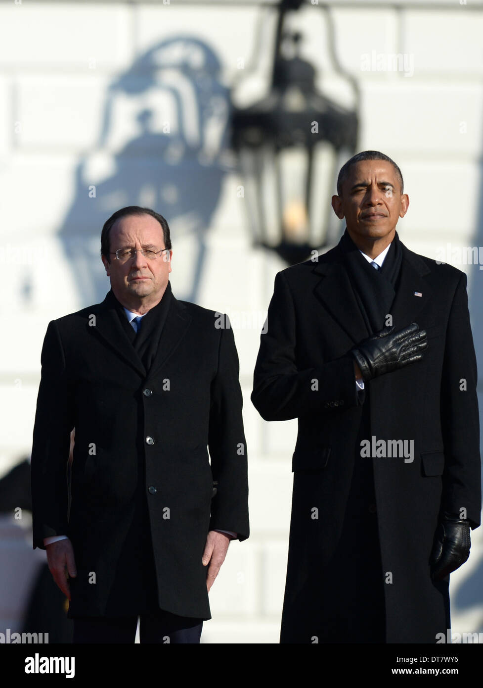 (140211) -- WASHINGTON, 11 febbraio, 2014 (Xinhua) -- STATI UNITI Il presidente Barack Obama (R) e la visita del Presidente francese Francois Hollande assistere ad una cerimonia di benvenuto sul prato Sud della Casa Bianca a Washington DC, capitale degli Stati Uniti, Fed. 11, 2014. Barack Obama il martedì ha accolto con favore il suo omologo francese Francois Hollande alla Casa Bianca con fanfare e caldo elogio di legami bilaterali. Il leader francese è stato salutato con tromba fanfare e un 21-gun salute su un soleggiato e fredda mattina, per la sua visita di Stato negli Stati Uniti, la prima di un capo di stato francese dal 1996. (Xinhua Foto Stock