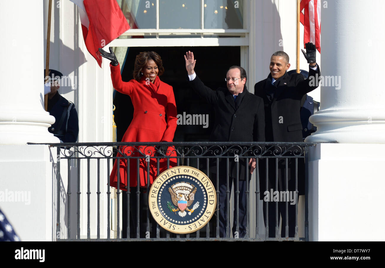 (140211) -- WASHINGTON, 11 febbraio, 2014 (Xinhua) -- STATI UNITI Il presidente Barack Obama (R), la first lady Michelle Obama (L) e la visita del Presidente francese Francois Hollande wave durante una cerimonia di benvenuto sul prato Sud della Casa Bianca a Washington DC, capitale degli Stati Uniti, Fed. 11, 2014. Barack Obama il martedì ha accolto con favore il suo omologo francese Francois Hollande alla Casa Bianca con fanfare e caldo elogio di legami bilaterali. Il leader francese è stato salutato con tromba fanfare e un 21-gun salute su un soleggiato e fredda mattina, per la sua visita di stato in gli Stati Uniti, il primo da un Francese Foto Stock