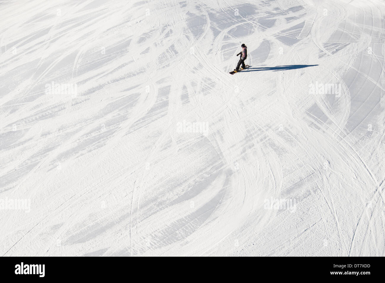 Uno snowboarder si muove su un dolce pendio preparati presso la stazione sciistica di Mayrhofen in Tirolo, Austria. - Dicembre 2013 Foto Stock