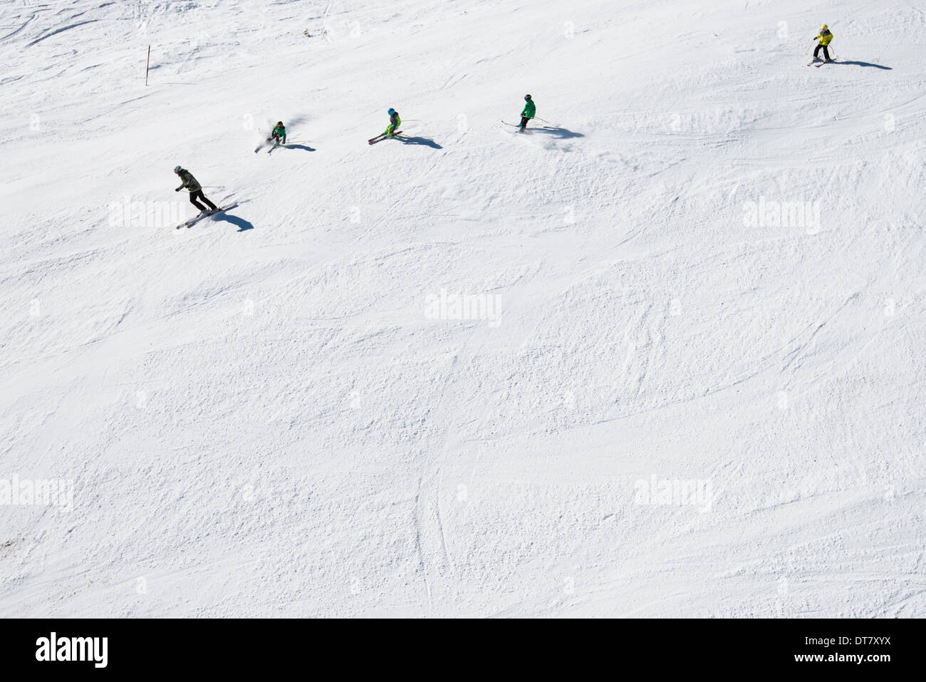 Sciatore ride su una pendenza preparati presso la stazione sciistica di Mayrhofen in Tirolo, Austria. - Dicembre 2013 Foto Stock