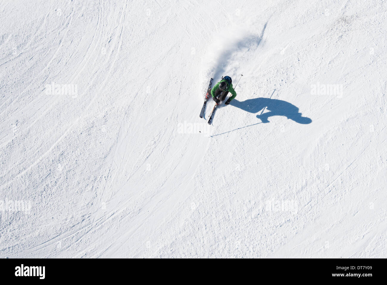 Uno sciatore si muove su un pendio preparati presso la stazione sciistica di Mayrhofen in Tirolo, Austria. - Dicembre 2013 Foto Stock