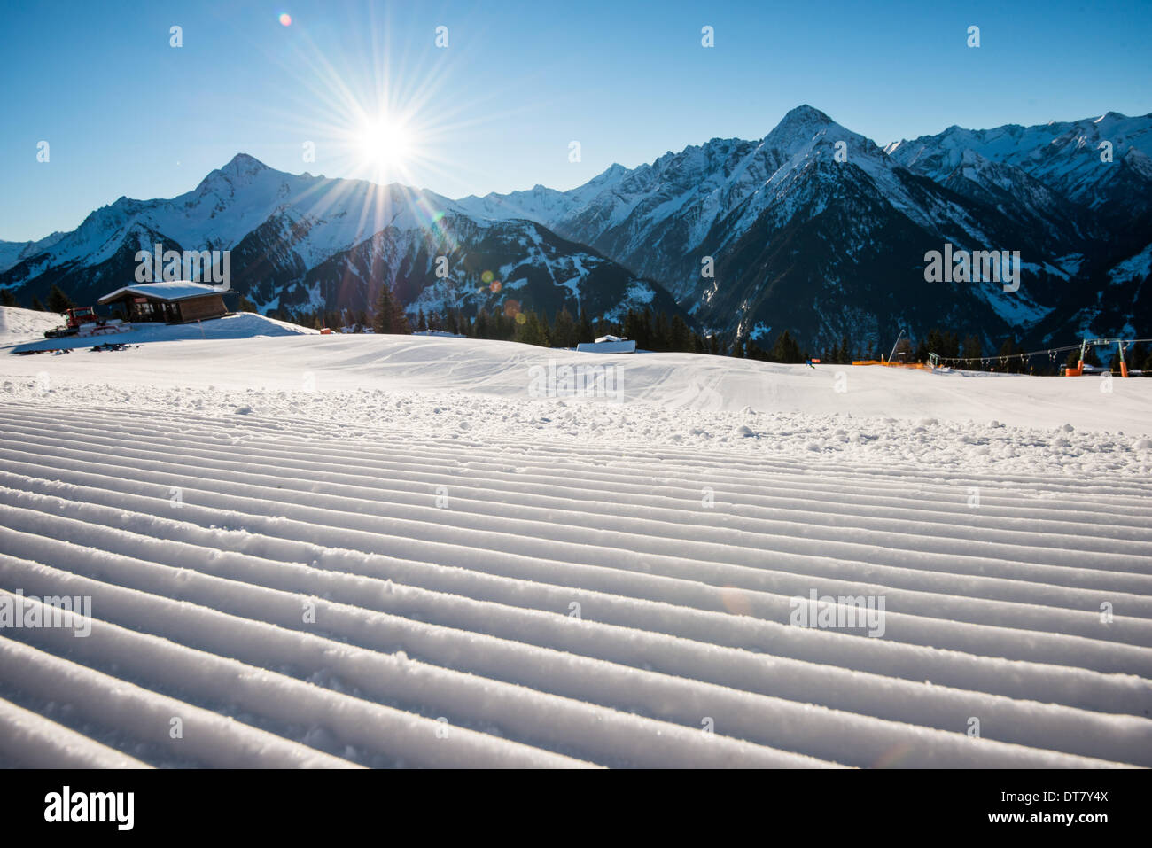 Il sole splende su un dolce pendio preparati su una montagna presso la stazione sciistica di Mayrhofen in Tirolo, Austria. - Dicembre 2013 Foto Stock