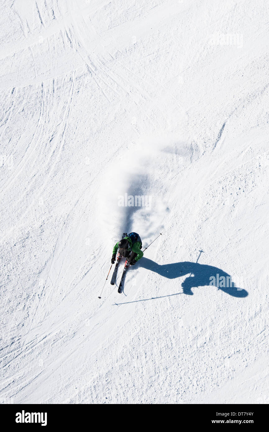 Uno sciatore si muove su un pendio preparati presso la stazione sciistica di Mayrhofen in Tirolo, Austria. - Dicembre 2013 Foto Stock