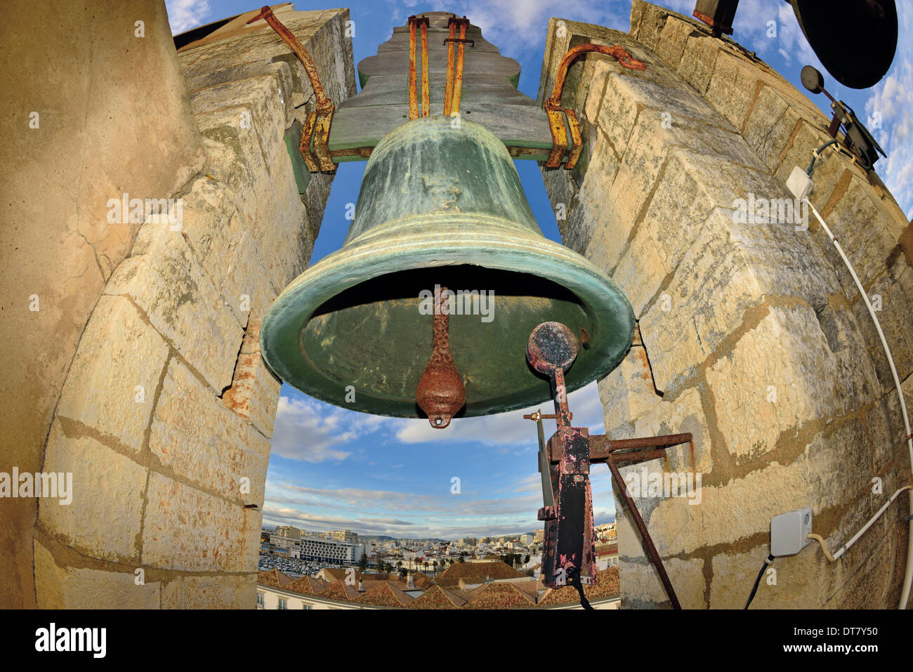 Il Portogallo, Algarve, Faro, Cattedrale, bell, torre campanaria, visita della cattedrale di Faro, viaggi, turismo, turismo, vista, in prospettiva, angolo, obiettivo fisheye, dettaglio panorama cittadino, capitale dell'Algarve, medievale, Sé Catedral de Faro, torre vista, campana di ferro, Foto Stock