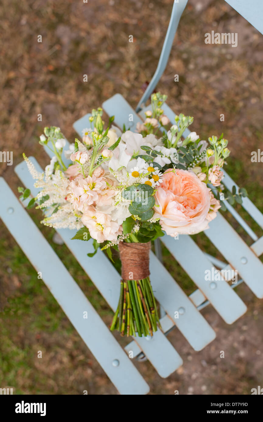 Bouquet di fiori sul Duck egg sedia blu Foto Stock
