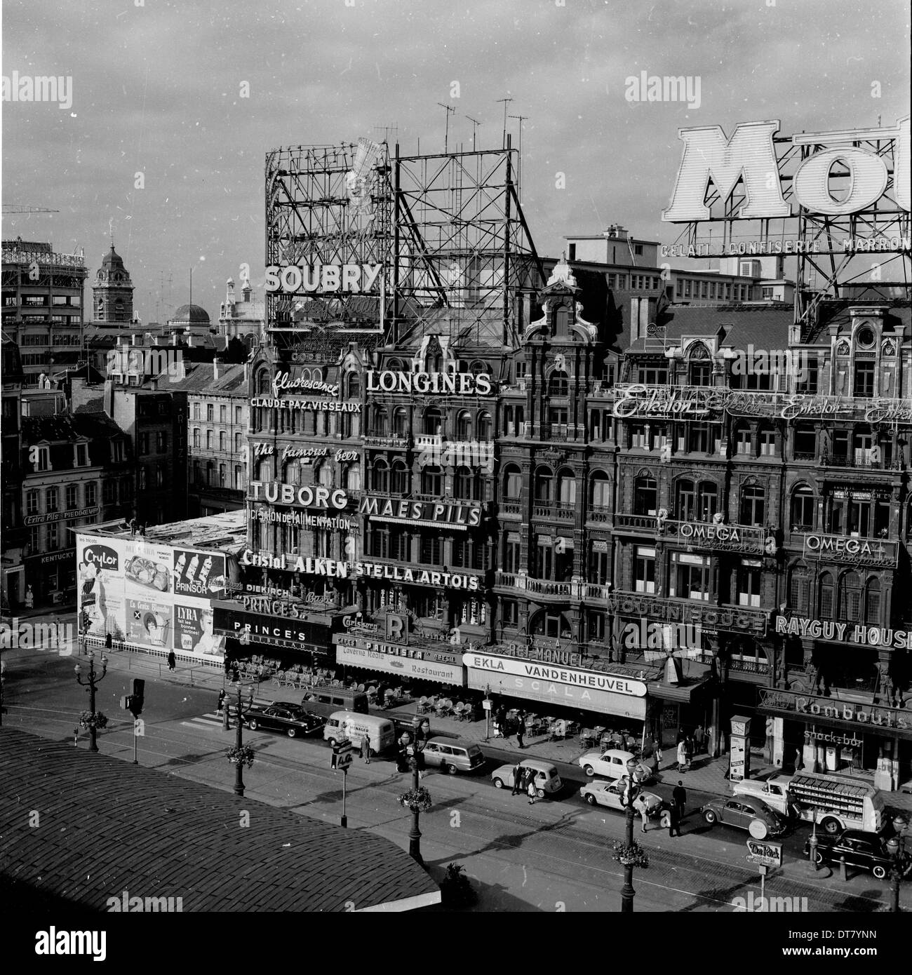 Foto storiche da anni cinquanta mostrando una strada a Bruxelles in Belgio con edifici con pannelli pubblicitari o segni su di essi. Foto Stock