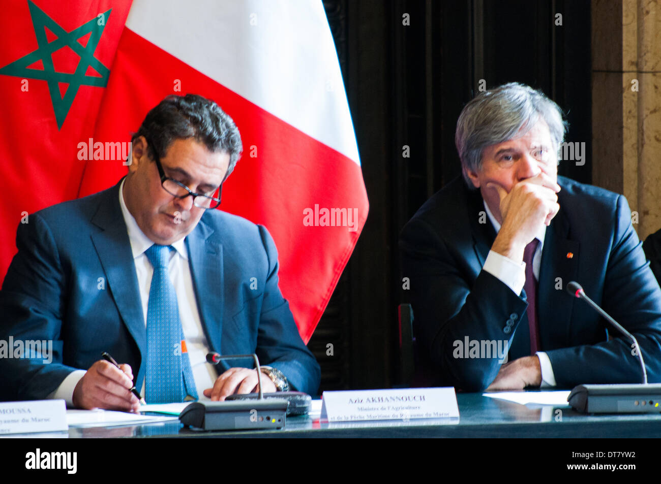 Parigi, Francia. Xi Febbraio, 2014. Stéphane Le Foll, Francese Ministre dell agricoltura e Aziz AKHANNOUCH, Marocchina Ministre per agricoltura, incontrare a Parigi, 11 febbraio 2014. Credito: Laurent Poinet/Alamy Live News Foto Stock