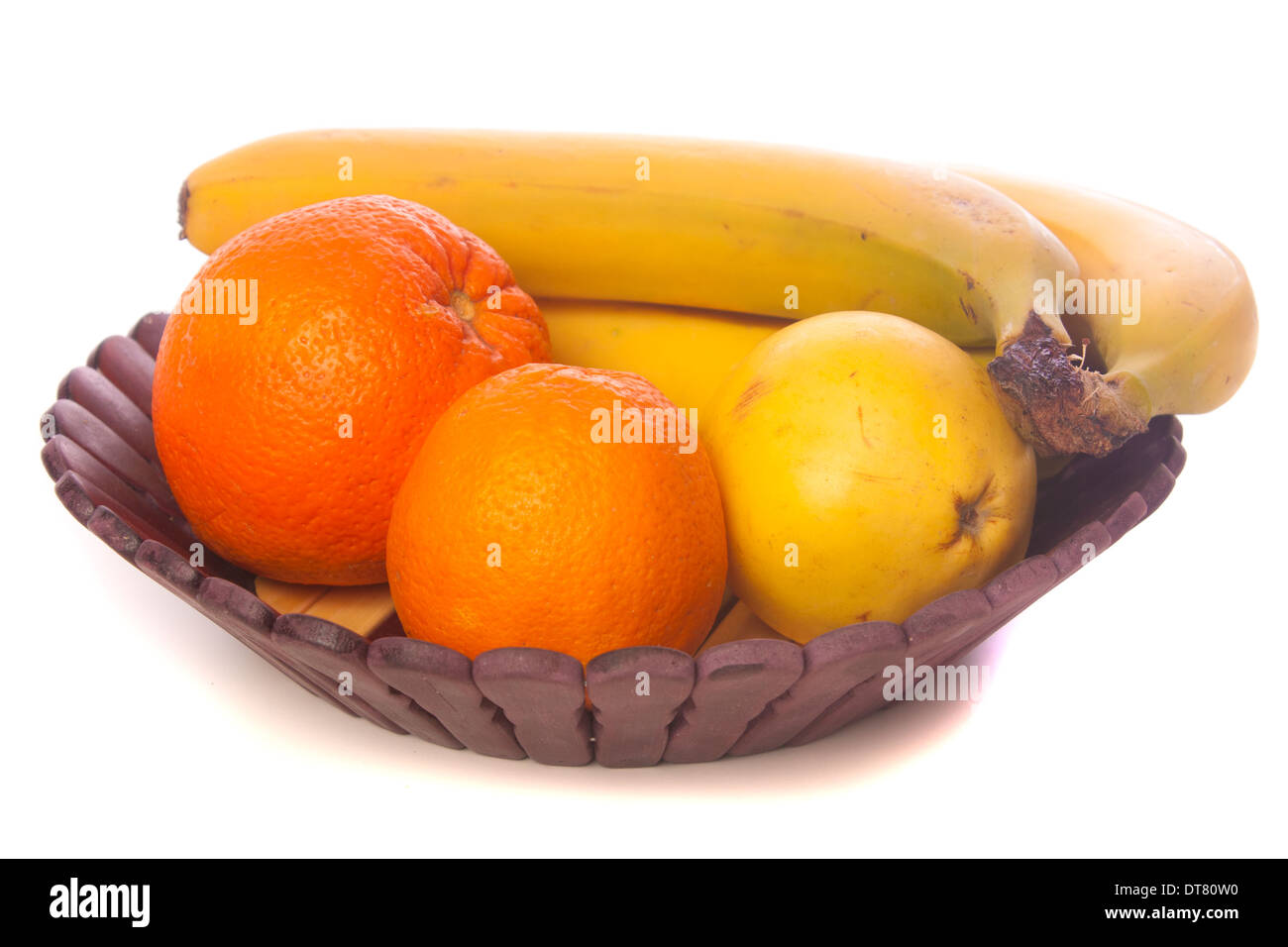 Cesto di frutta con arance e banane e mele cotogne isolate su sfondo bianco Foto Stock