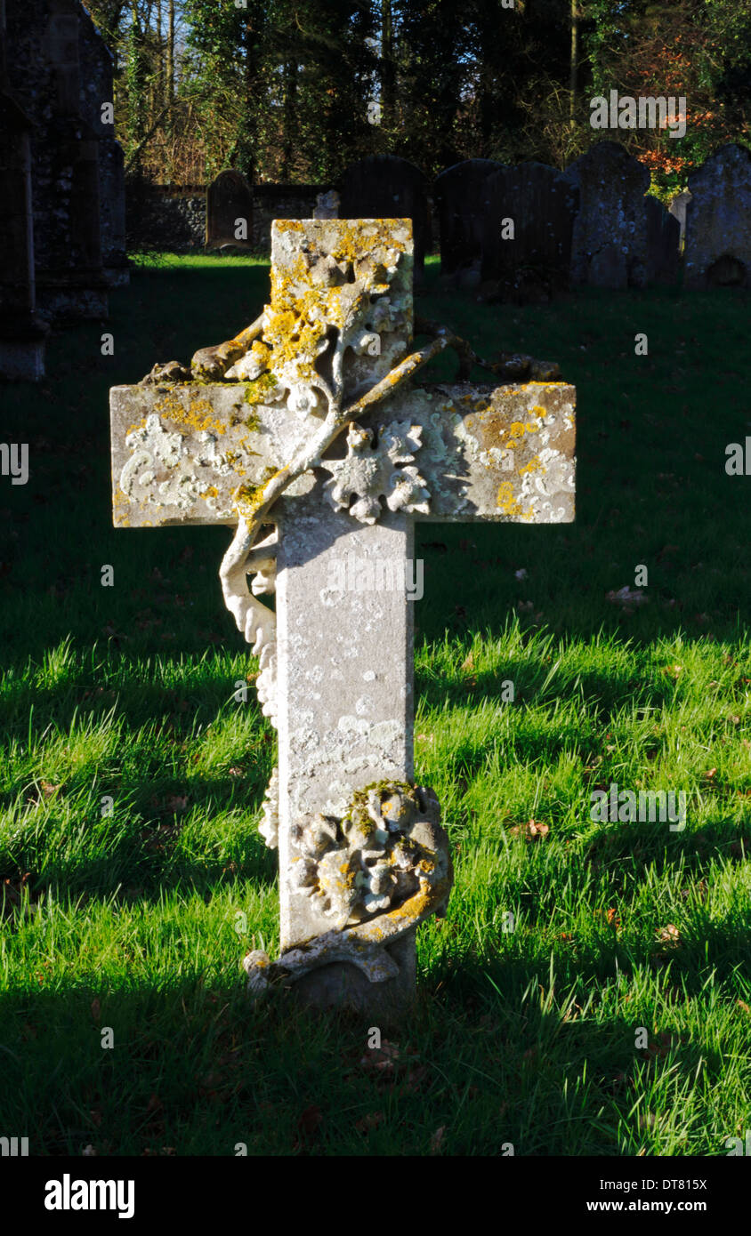 Una lapide ornata in un paese cimitero. Foto Stock