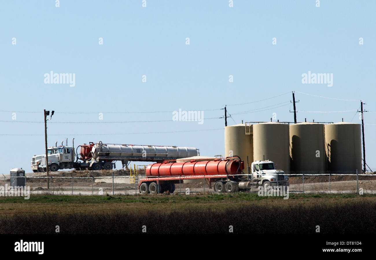 Pozzo di iniezione viene utilizzato per lo smaltimento di acqua salata pompato fuori lungo con petrolio e gas naturale da un pozzo in Texas causando earthquak Foto Stock