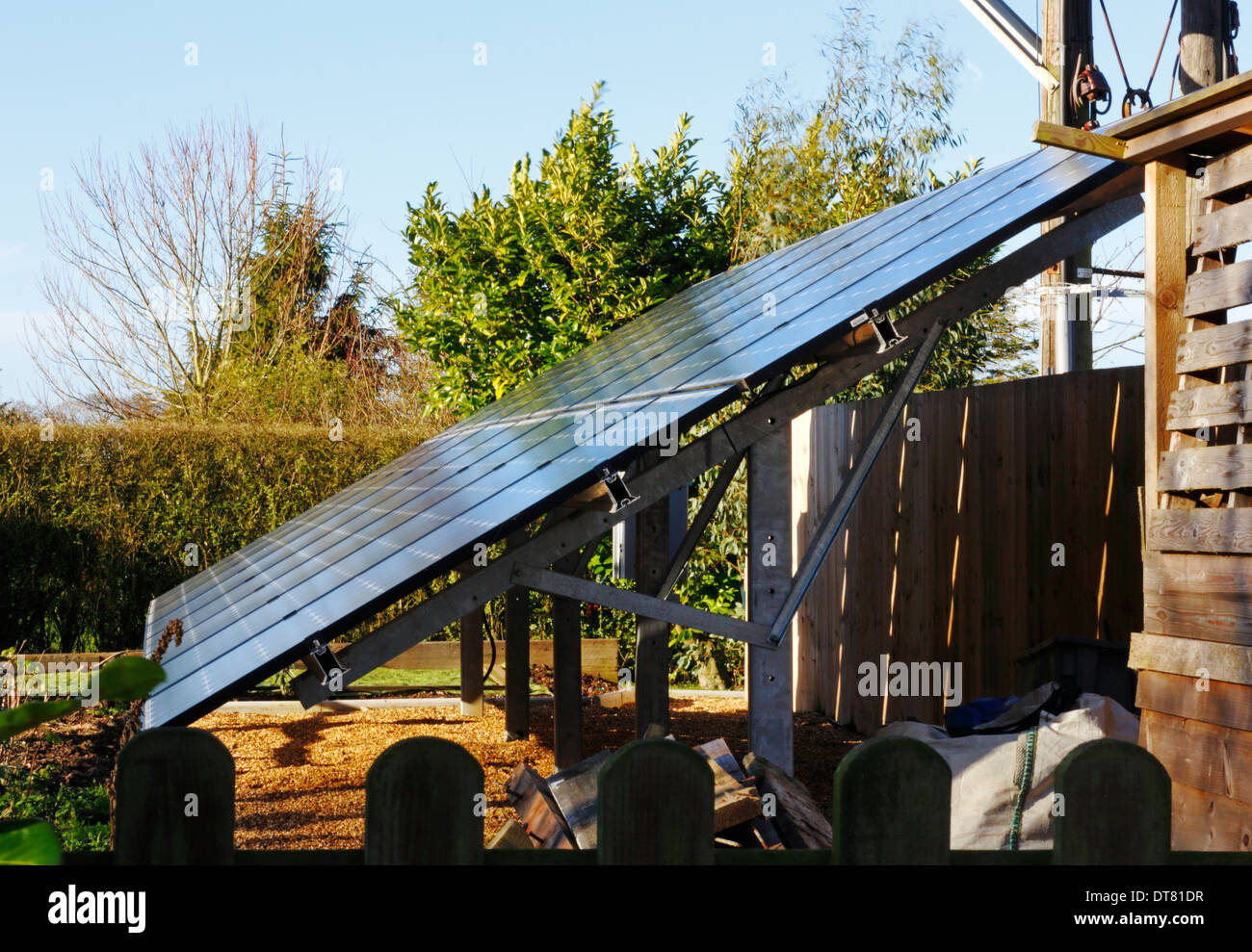 Un pannello solare situato in corrispondenza del fondo di un giardino nella campagna di Norfolk. Foto Stock