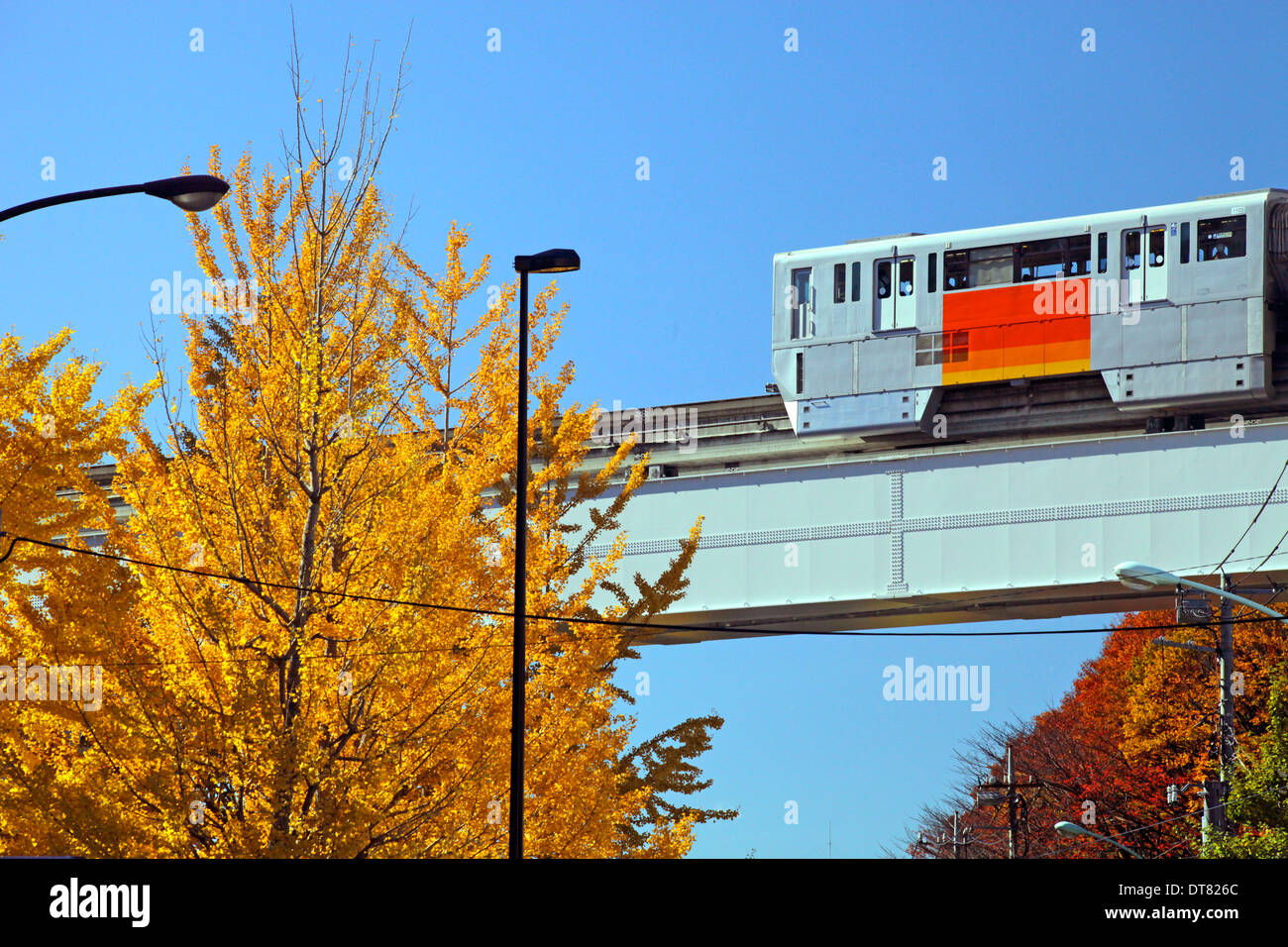 Tama Toshi linea monorotaia corre vicino a Tama Center station Tokyo Giappone Foto Stock