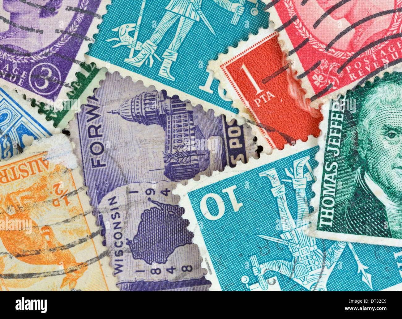Molto vicino in vista di vari annullato vintage francobolli. Foto Stock