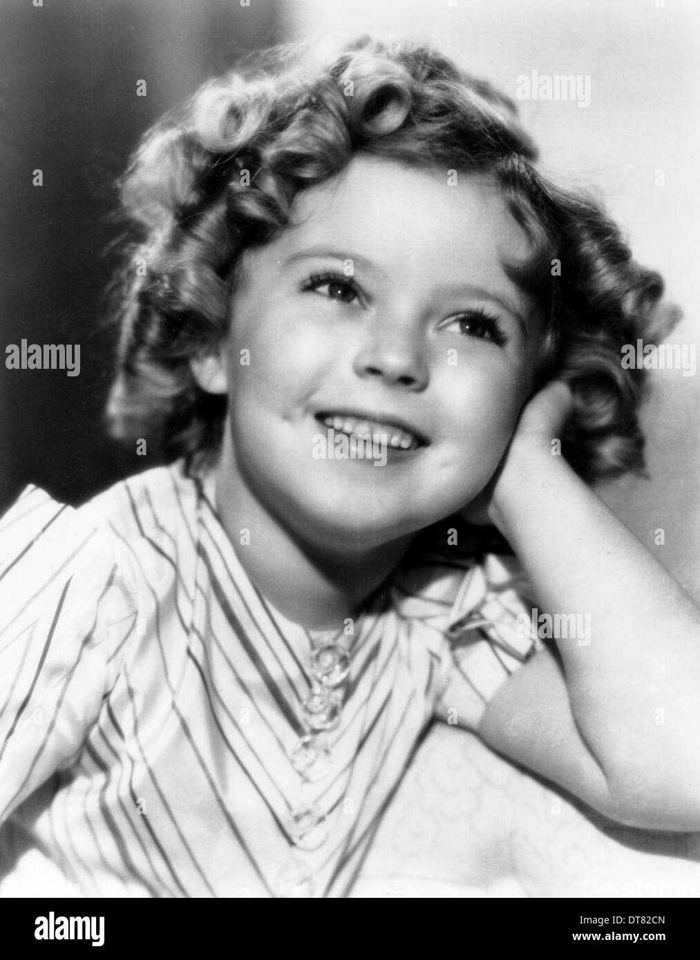 Feb 10, 2014 - file - Shirley Temple nero (Aprile 23, 1928-febbraio 10, 2014) che hanno sollevato in America gli spiriti come un pimpante, bambino puntinati star del cinema durante la Grande Depressione e forgiato una seconda carriera come un diplomatico degli Stati Uniti, morì tardi il lunedì sera a struttura di cura per cause naturali, ella era 85. Tempio iniziò la sua carriera cinematografica nel 1932 all'età di tre anni e, nel 1934, ha trovato fama internazionale in occhi luminosi, un lungometraggio progettato specificamente per i suoi talenti. Lei ha ricevuto una speciale bambini Academy Award nel febbraio 1935. Nella foto: Shirley Temple durante un ritratto 1935 shoot. (Credito immagine: Foto Stock