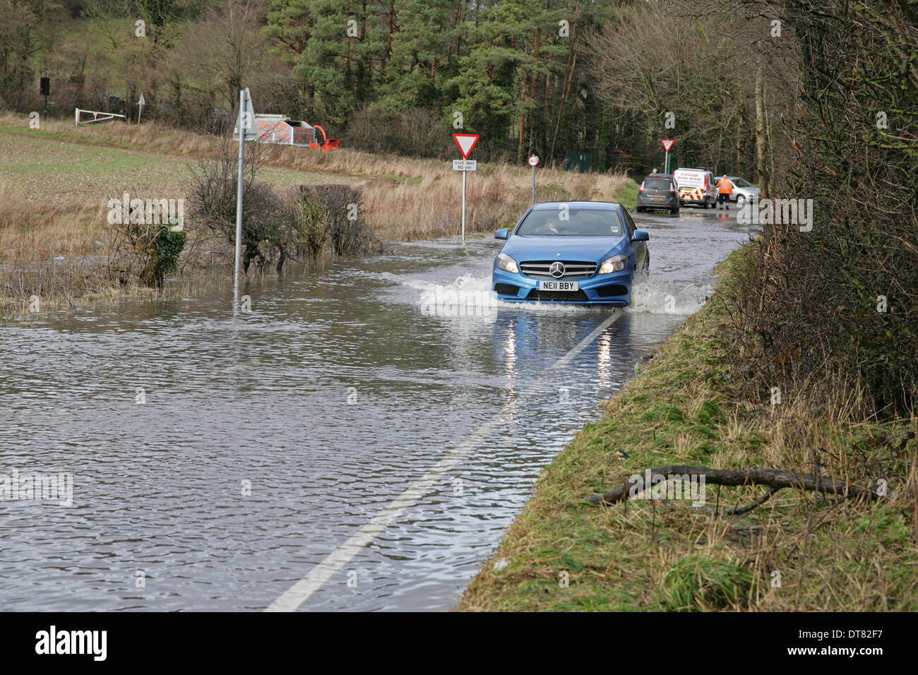 Biggin Hill,UK,XI Febbraio 2014,una Mercedes ha tentato di passare attraverso l'alluvione in Biggin Hill Valley, è la prima volta che ha allagato per molti anni di credito: Keith Larby/Alamy Live News Foto Stock