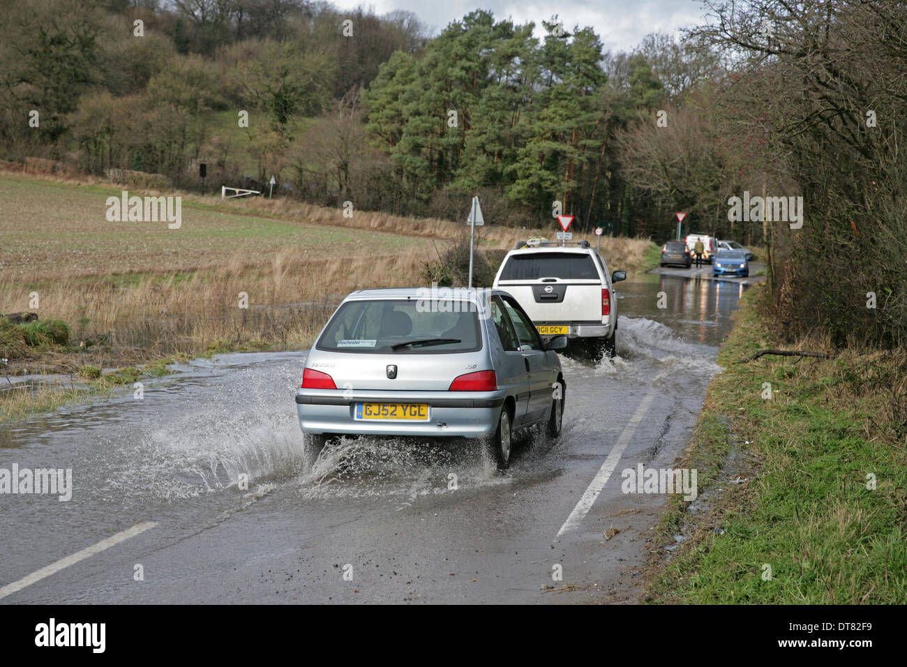 Biggin Hill,UK,XI Febbraio 2014,vetture ha tentato di passare attraverso l'alluvione in Biggin Hill Valley, è la prima volta che ha allagato per molti anni di credito: Keith Larby/Alamy Live News Foto Stock