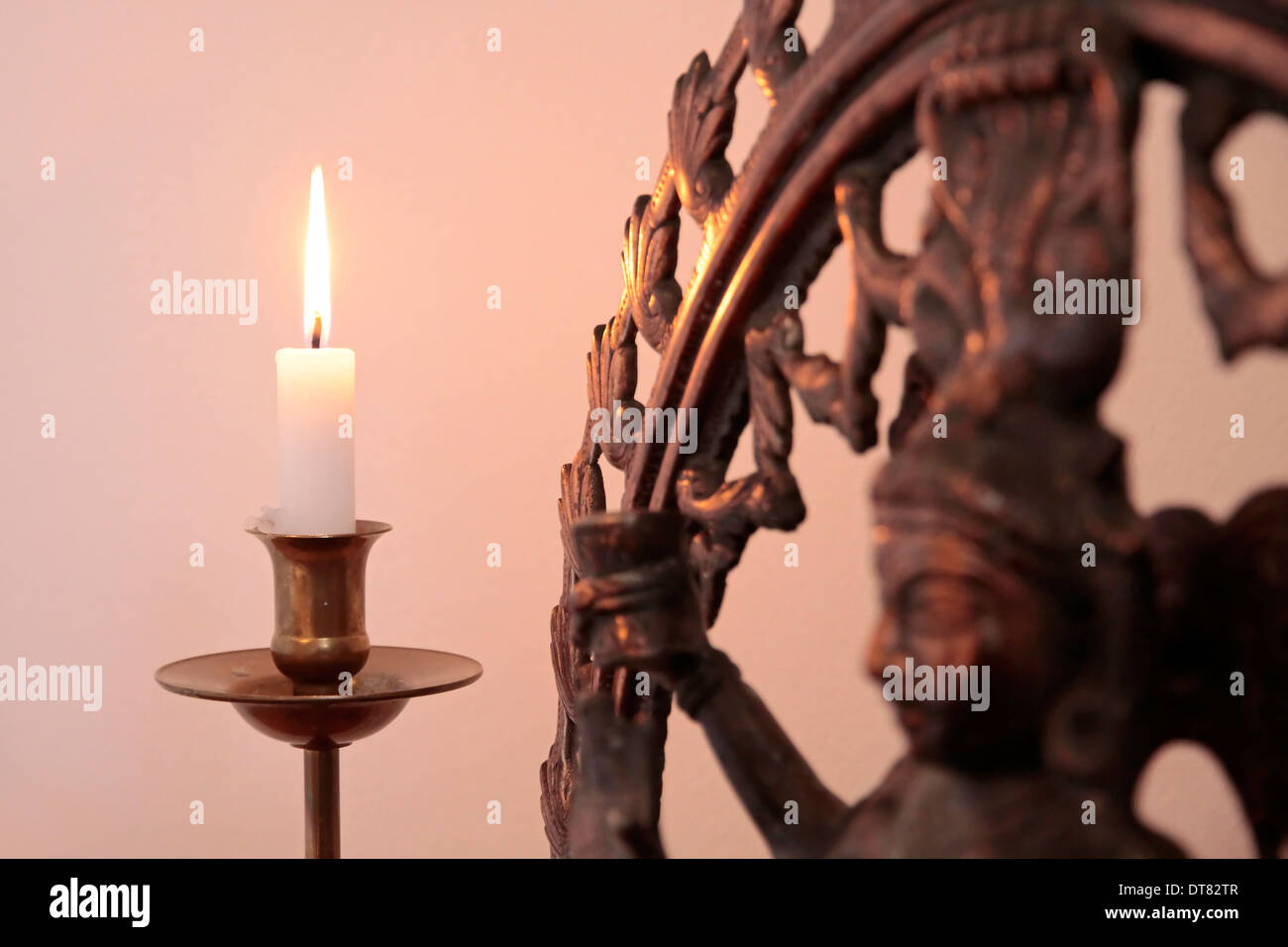 Statua della dea Shiva con candela come decorazione in una sala yoga Foto Stock