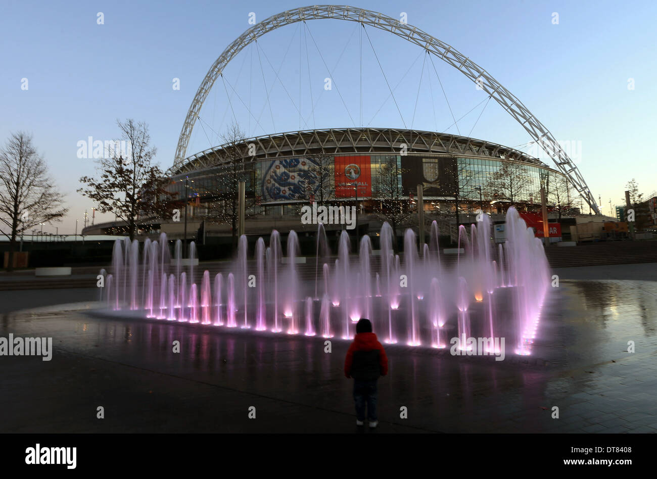 Fontane al di fuori lo stadio di Wembley al crepuscolo Foto Stock