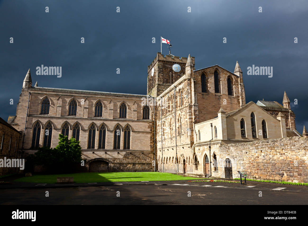 Hexham Abbey con un cielo tempestoso, Northumberland Foto Stock