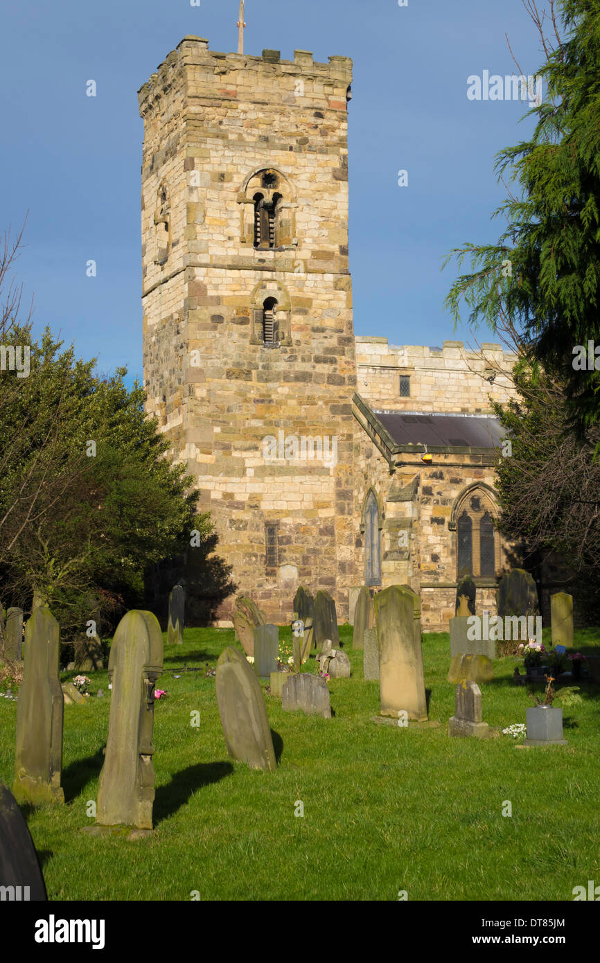 St Cuthberts chiesa di Inghilterra torre costruita c 1000 D.C. e cimitero di Billingham Stockton on Tees England Regno Unito Foto Stock