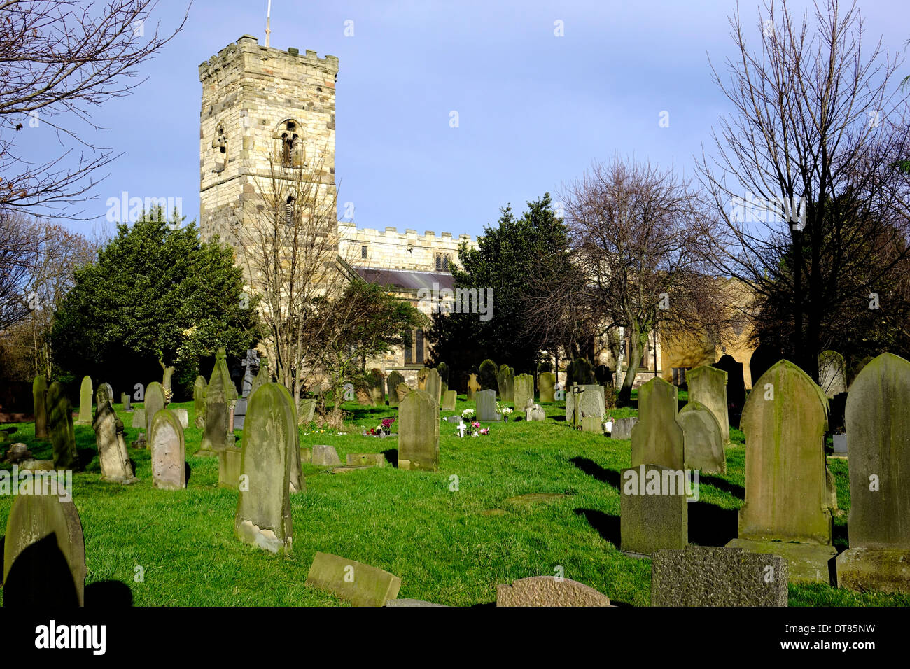 St Cuthberts chiesa di Inghilterra torre costruita c 1000 D.C. e cimitero di Billingham Stockton on Tees England Regno Unito Foto Stock