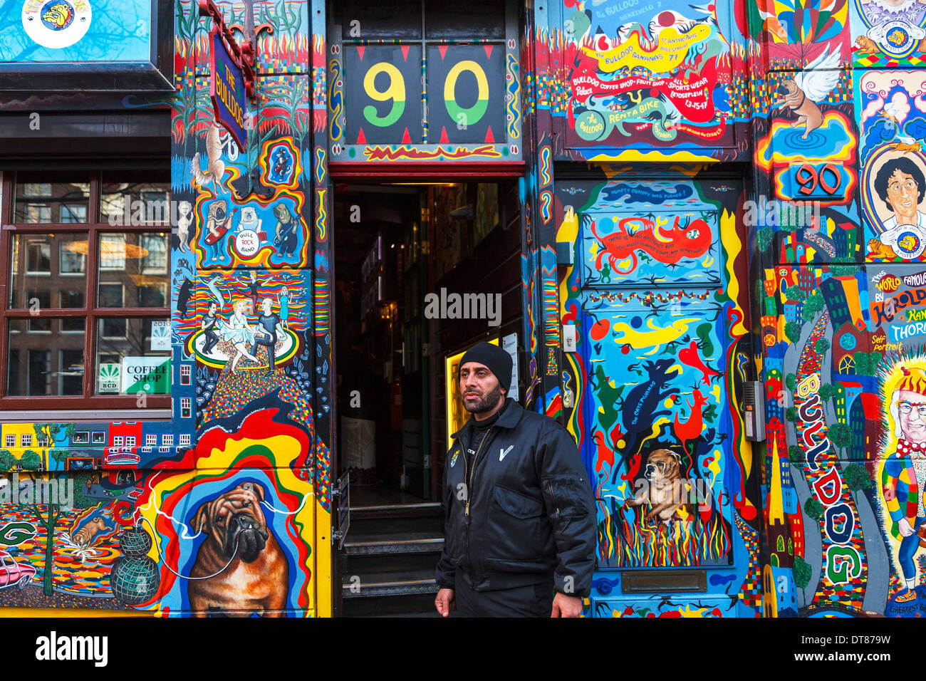 Esterno multicolore di un caffè nel quartiere a luci rosse di Amsterdam Foto Stock