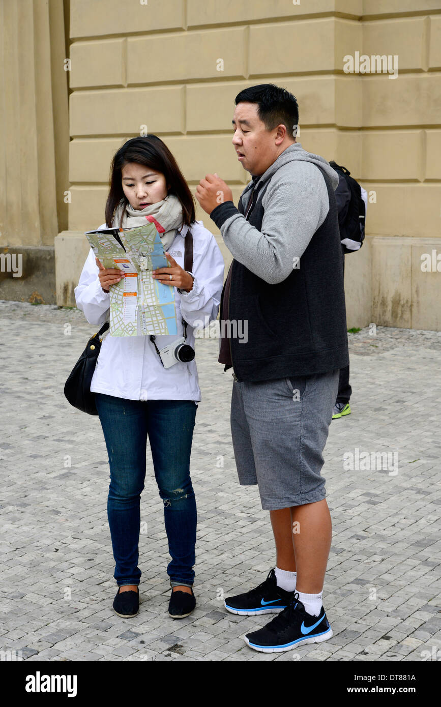 Turisti asiatici Studio mappa vecchia Praga Repubblica Ceca Europa Foto Stock