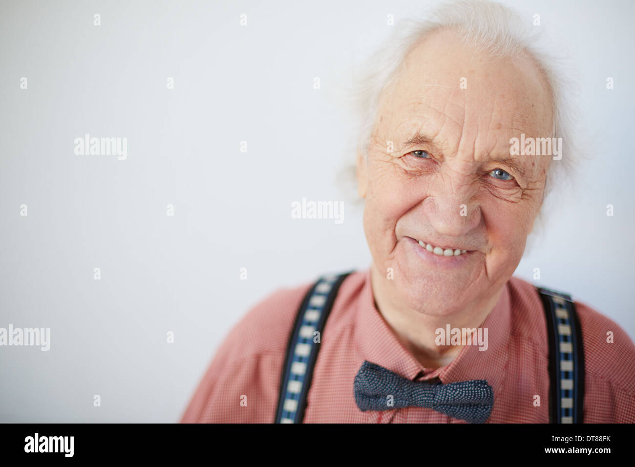 Ritratto di un felice senior ben vestito uomo guardando la fotocamera Foto Stock