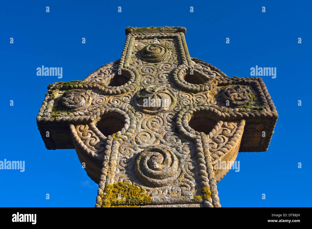 Croce celtica nel sagrato della chiesa di San Giacomo Chiesa, Kinnersley, Herefordshire, England, Regno Unito Foto Stock