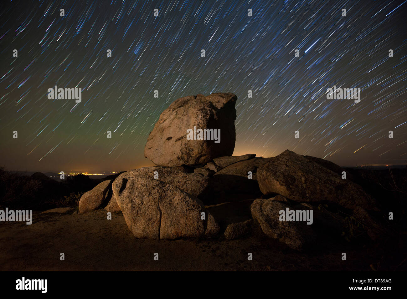 Tracce stellari e grandi massi in alta regione del deserto di Anza Borrego Desert State Park, California. Foto Stock