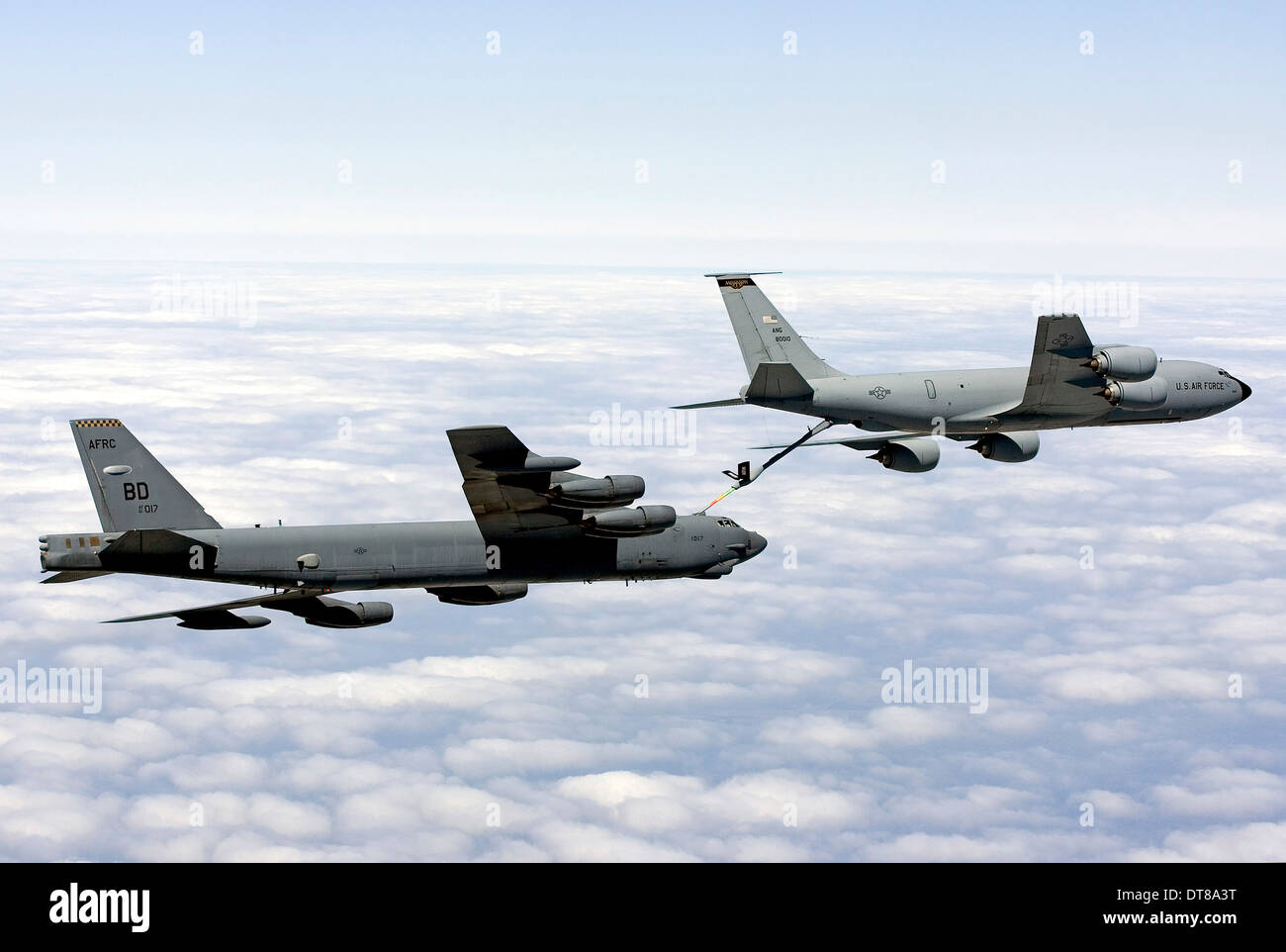 A B-52H Stratofortress refuels con una KC-135R Stratotanker. Foto Stock