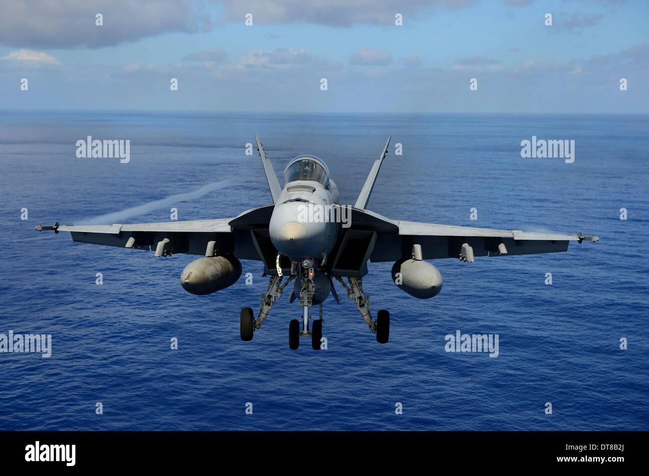 Aprile 24, 2013 - Un'F/A-18E Super Hornet partecipa ad una alimentazione di aria dimostrazione sull'Oceano Pacifico. Foto Stock