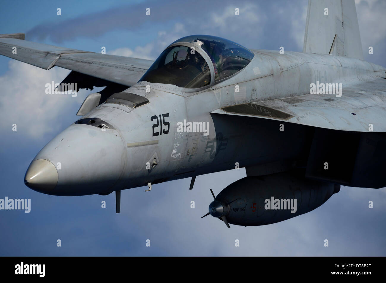 Aprile 24, 2013 - Un'F/A-18E Super Hornet partecipa ad una alimentazione di aria dimostrazione sull'Oceano Pacifico. Foto Stock