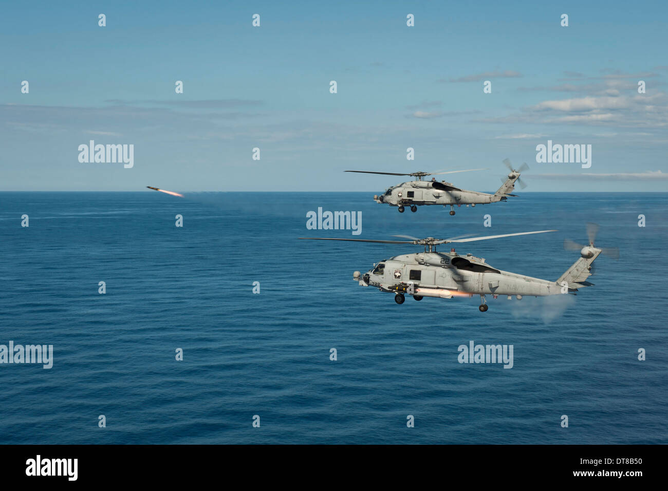 Sul mare del sud della Cina, 18 maggio 2013 - Due MH-60R Sea Hawk elicotteri lancio AGM-114 hellfire missili durante un live fire esercizio. Foto Stock