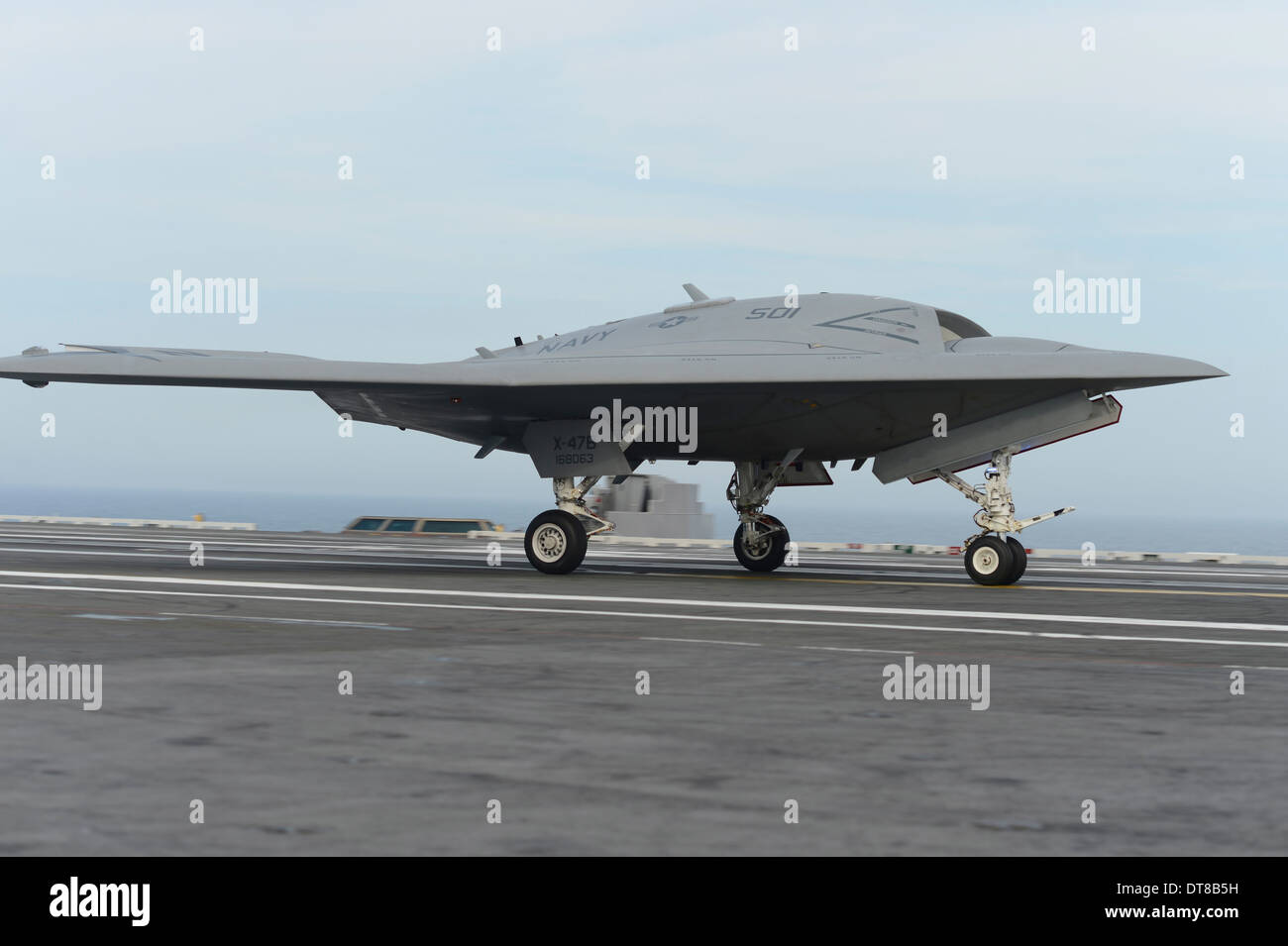 Un X-47B Unmanned Combat Air System conduce un touch and go lo sbarco. Foto Stock