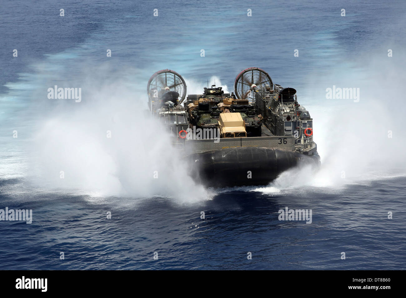 Una Landing Craft Air Cushion transita il Mar Rosso ad alta velocità. Foto Stock