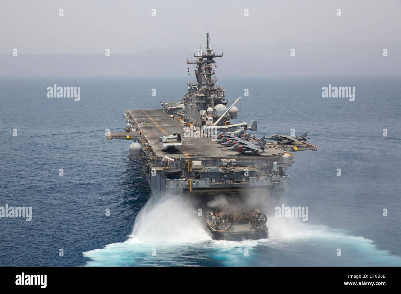 Golfo di Aden, 30 maggio 2013 - Una Landing Craft Air Cushion entra nel ben coperta dell'assalto anfibio nave USS Kearsarge. Foto Stock