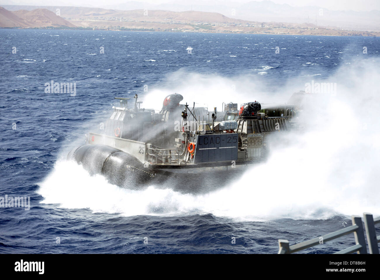 Una Landing Craft Air Cushion conduce operazioni nel golfo di Aqaba. Foto Stock