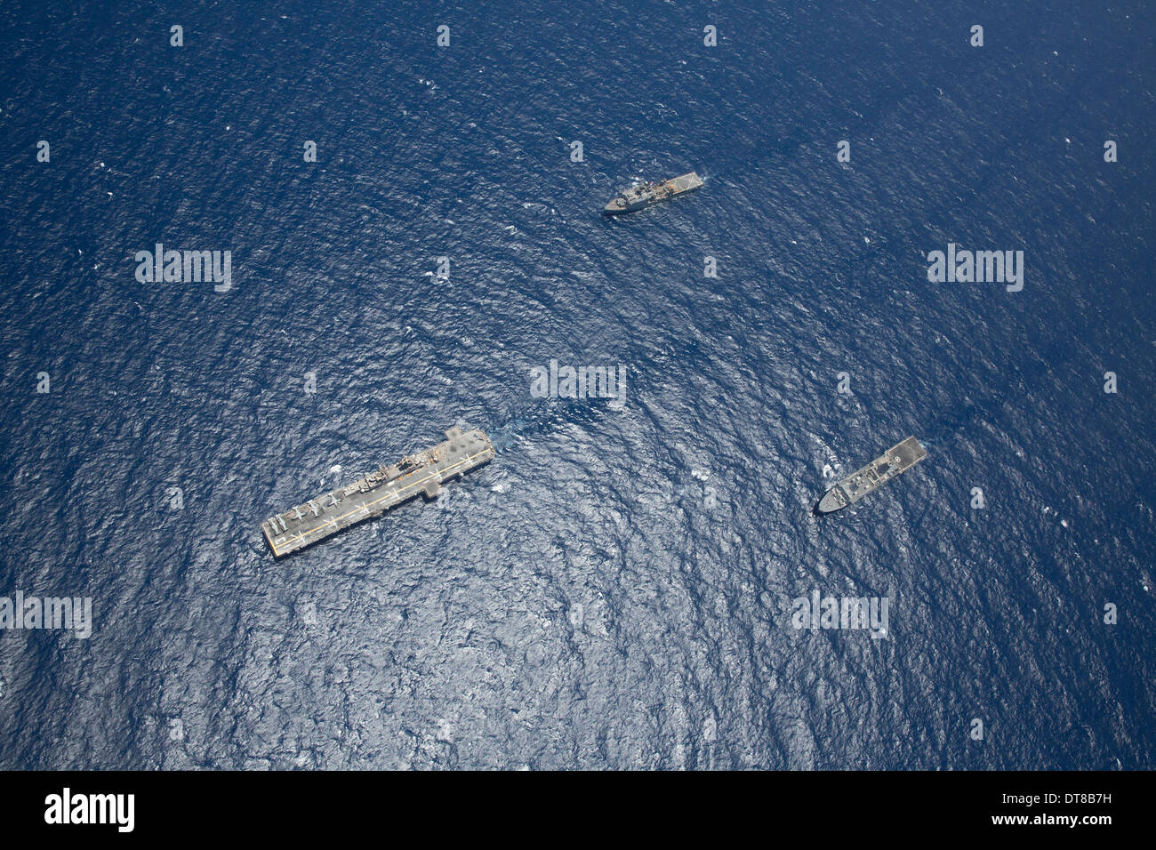 USS Kearsarge USS Carter Hall e la USS San Antonio il transito sul Mar Rosso. Foto Stock