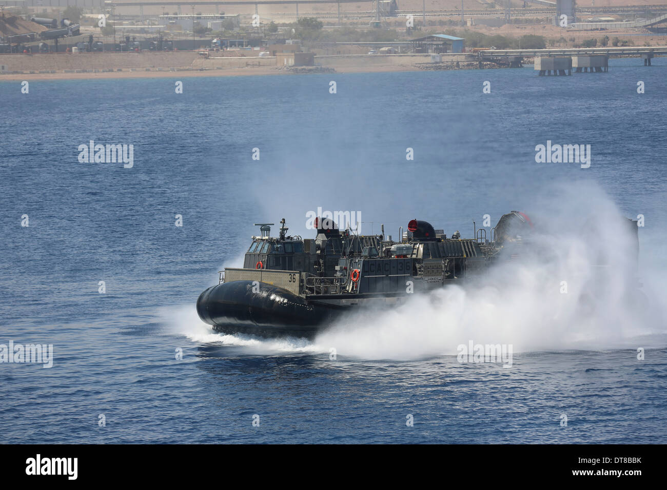 Una Landing Craft Air Cushion transita ad alta velocità. Foto Stock