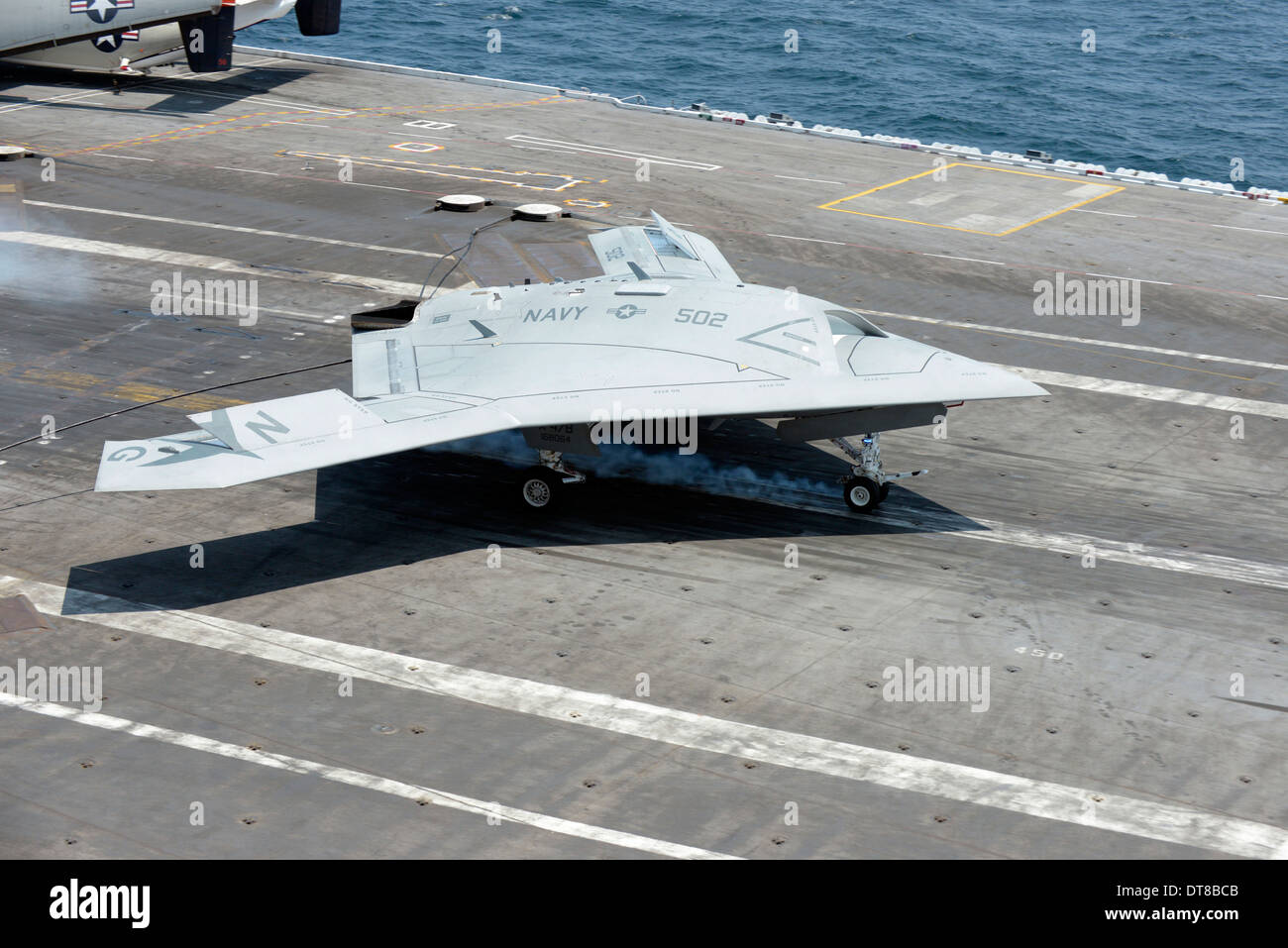 Un X-47B Unmanned Combat Air System rende un arrestato lo sbarco. Foto Stock Un X-47B Unmanned Combat Air System rende un arrestato lo sbarco. Foto Stock